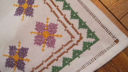 Vyšívaná hrubší dečka vintage 83x44