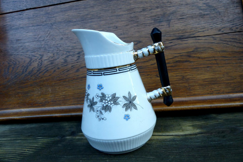 Černozlatě...porcelánová mléčenka, ručně zdobená