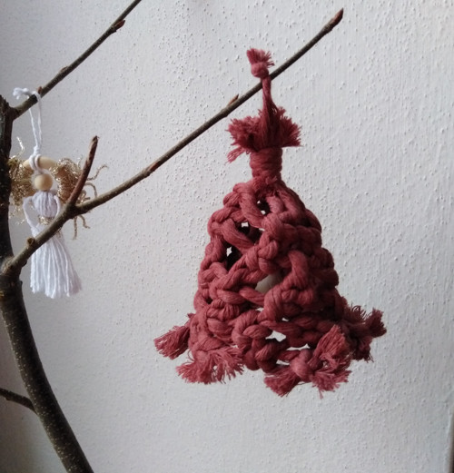 Macramé zvonek tmavá bordó cihlová