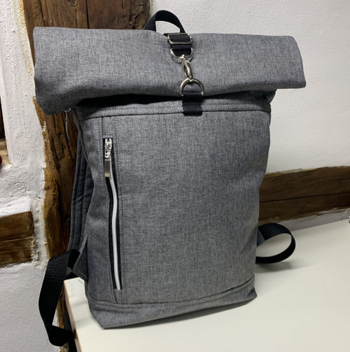 Šedý s přední kapsou - zapínání na zip a karabinu