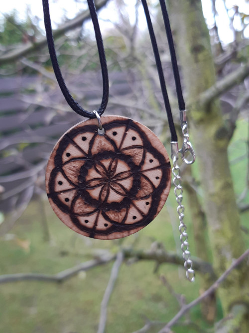 Vypalovaný přívěsek/medailon na krk_Mandala