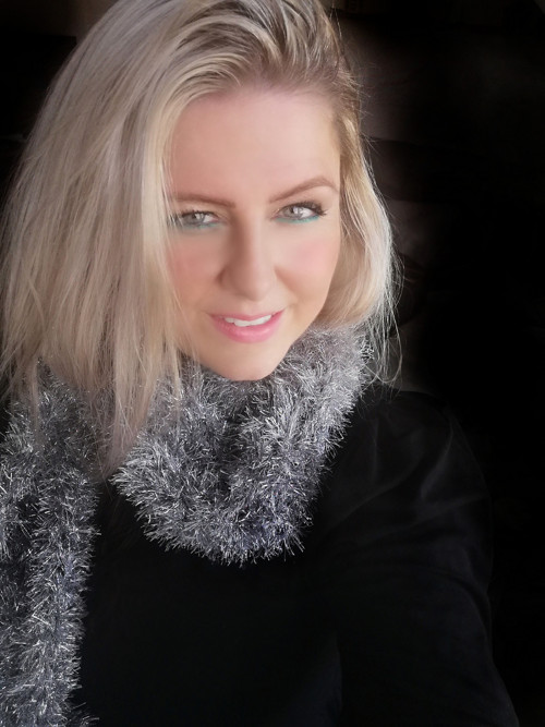 Dlouhá stříbrná háčkovaná šála — foto 1