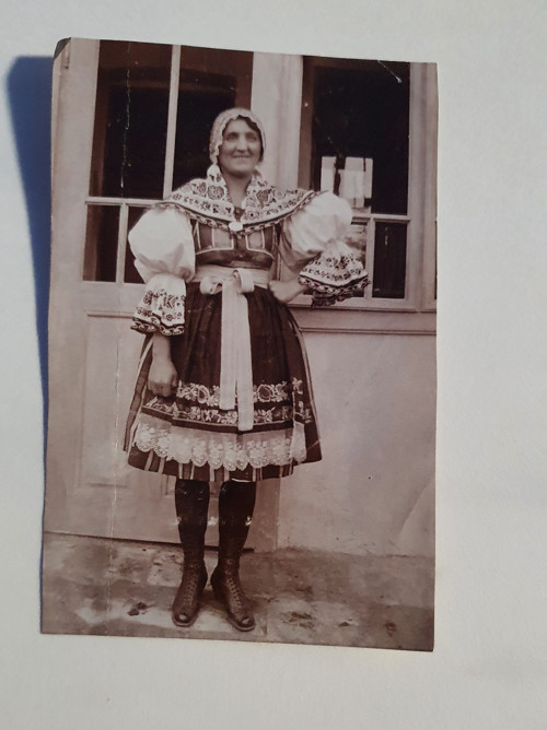 Teta Božena v kroji - fotografie