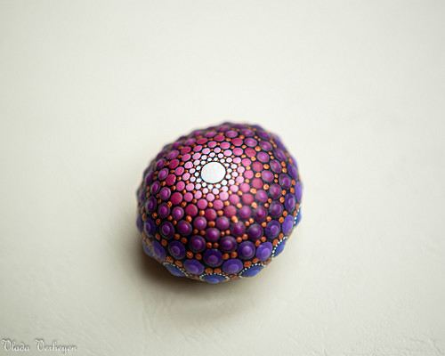 Mandala na oblázkovém kameni - Posvátna geometrie