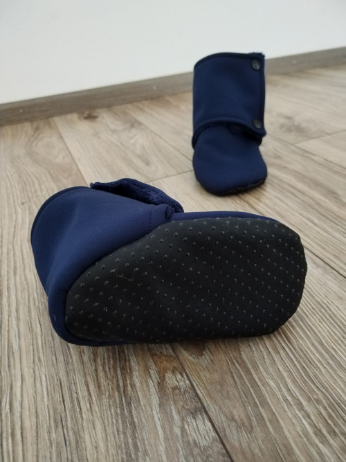 Capáčky ze softshellu s beránkem a protiskluzem