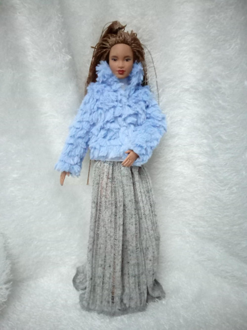 Světle modrý kožíšek pro Barbie — foto 1