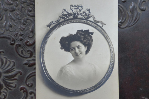 Dívka z rámu...stará pohlednice — foto 1