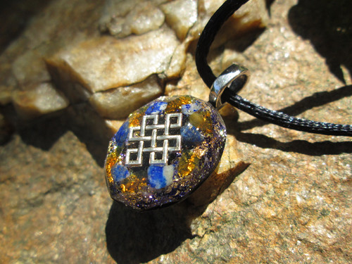 Org. šperk ,, Keltský uzel klidu " s lapis-lazuli — foto 1