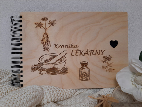 Kronika lékárny, fotoalbum, dřevo buk