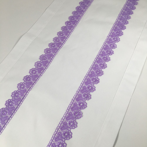 Středový bílý ubrus s fialovou krajkou 95/40 cm