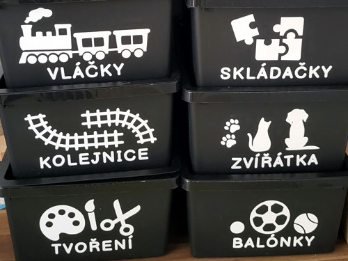 Samolepky na boxy na hračky