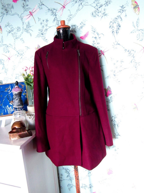 Kabát asymetric chic vínový — foto 1