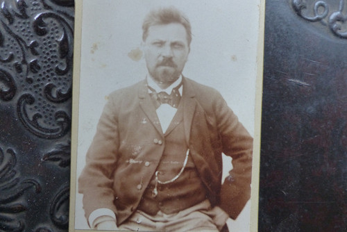 S motýlkem...stará kabinetní fotografie