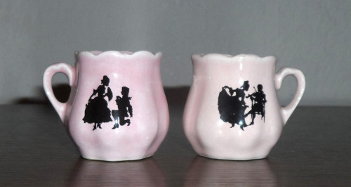 2x HRNEČEK růžový porcelán, černá silueta rokoko