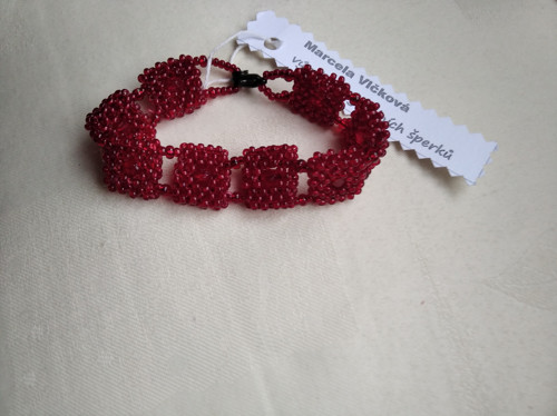 Náramek z červených čtverečků