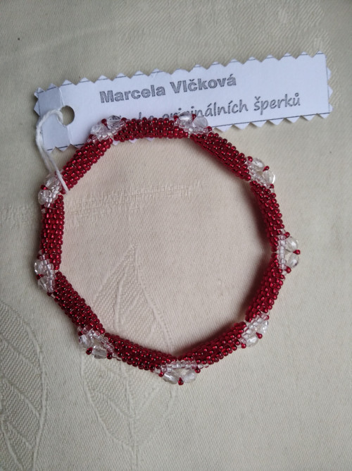 Červený náramek s bílými korálky