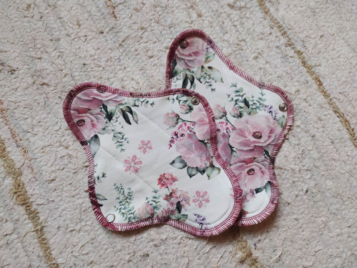 Denní menstruační vložka květiny 22 cm