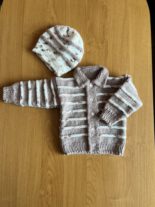 Svetřík, čepička - světle hnědá s bílou — foto 1