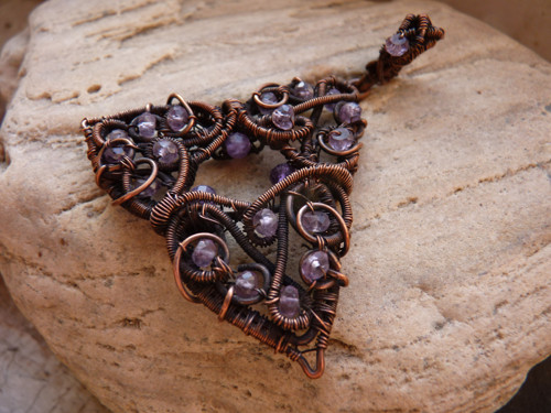 Triquetra ametystová