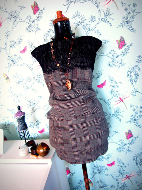 Pencil chic šaty tweed&krajka — foto 1