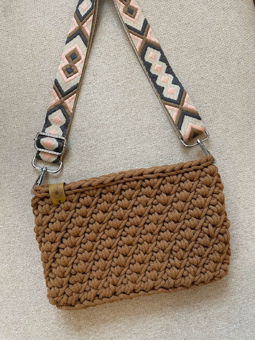 Háčkovaná crossbody kabelka