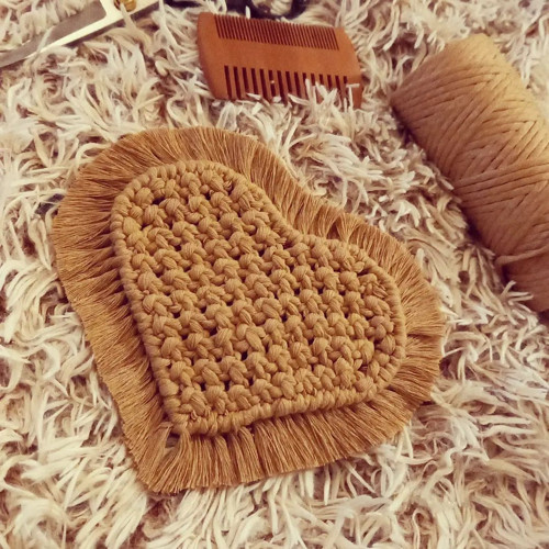 Macramé prostírání ve tvaru srdce - skořicové