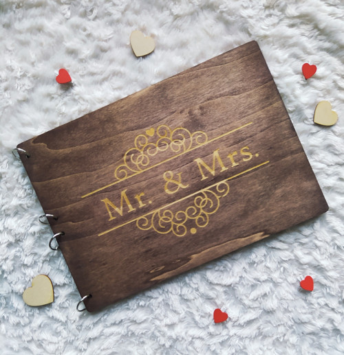 Dřevěné fotoalbum Mr. & Mrs. - tmavé