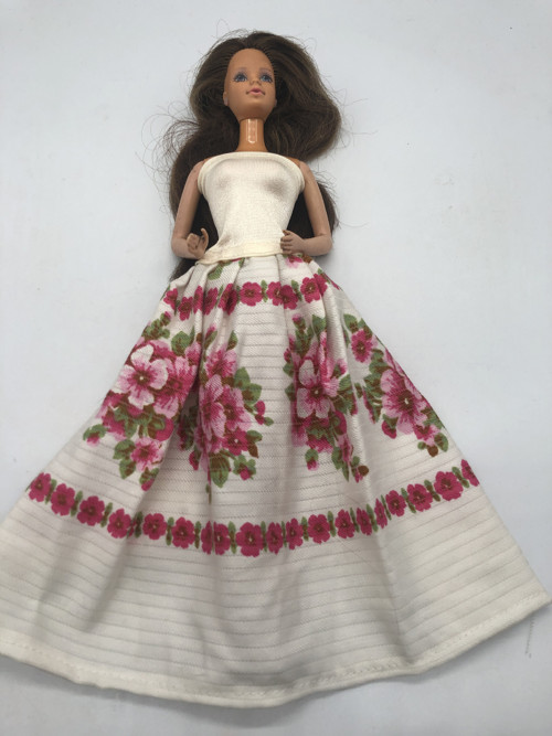 Dlouhé šatičky na Barbie s růžičkami