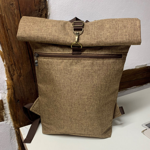Hnědá elegance + přední kapsa na zip