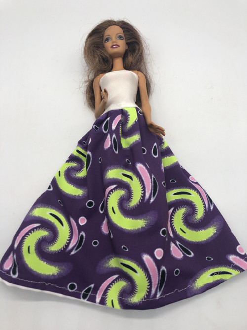 Pěkné barevné šatičky na Barbie