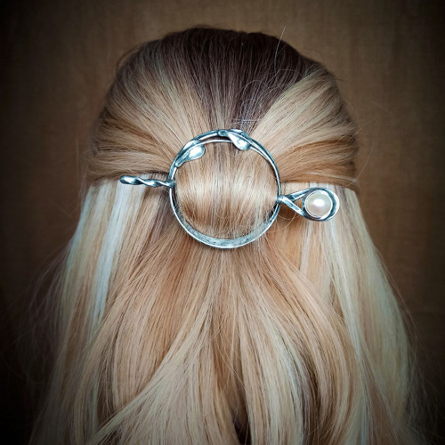 Spona s lístky a perlou