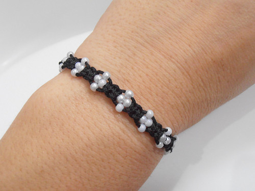 Černobíly perličkový náramek (macramé)