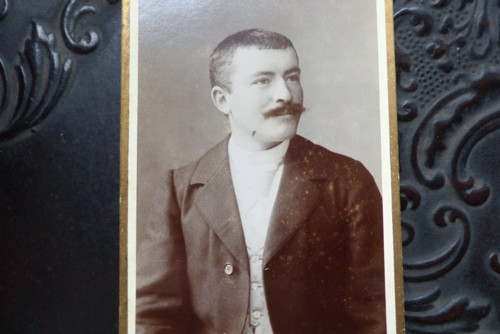 S knírkem...stará kabinetní fotografie