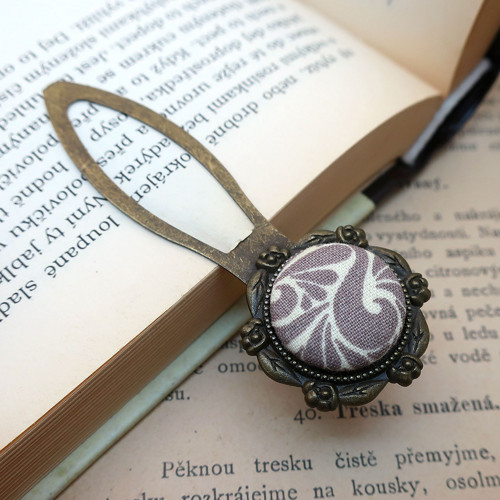 Buttonková kovová záložka Svinutí *na objednávku