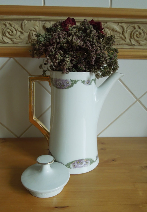 Stará krásná porcelánová konvice