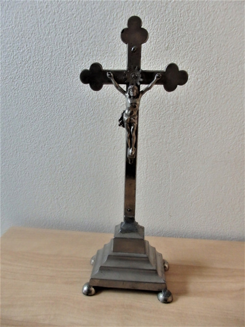 Kovový starožitný kříž