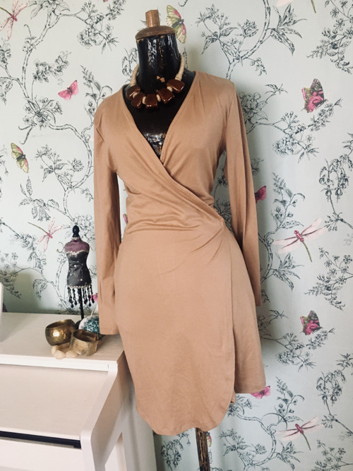 Zavinovací šaty camel — foto 1