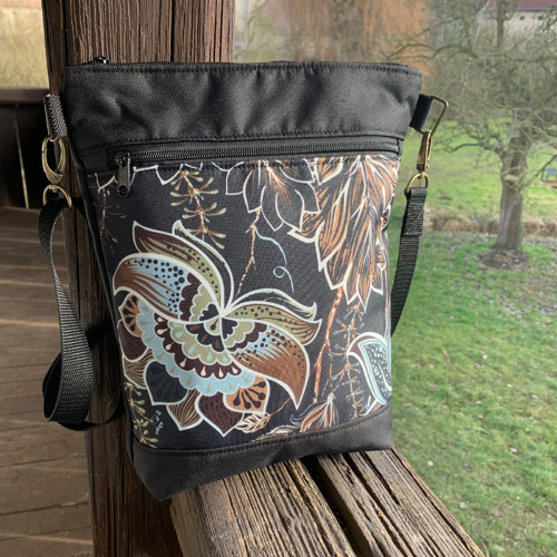 Crossbody kabelka - Tmavé květy s černou
