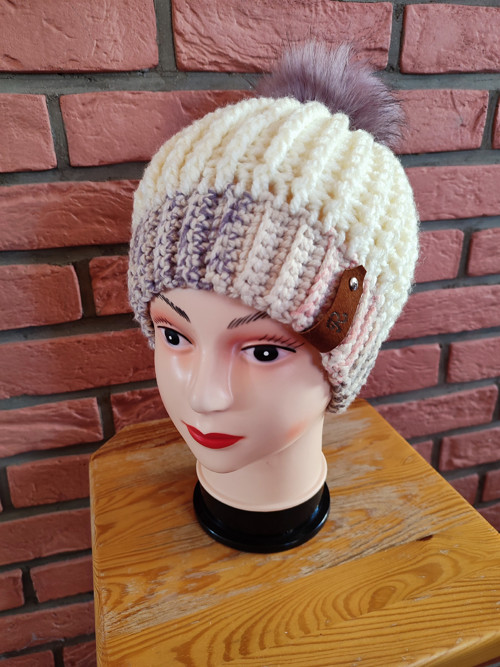 Dámský háčkovaný kulich s bambulí