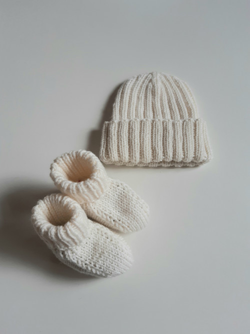 January set. Novorozenecká čepička a bačkůrky. — foto 1