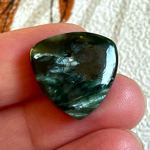 Serafinit kabošon / 18x18x3mm (č.2)