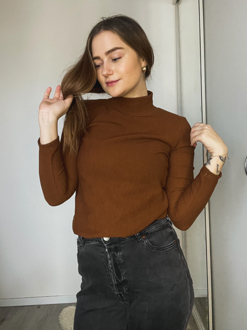 Žebrovaný rolák AMA brown