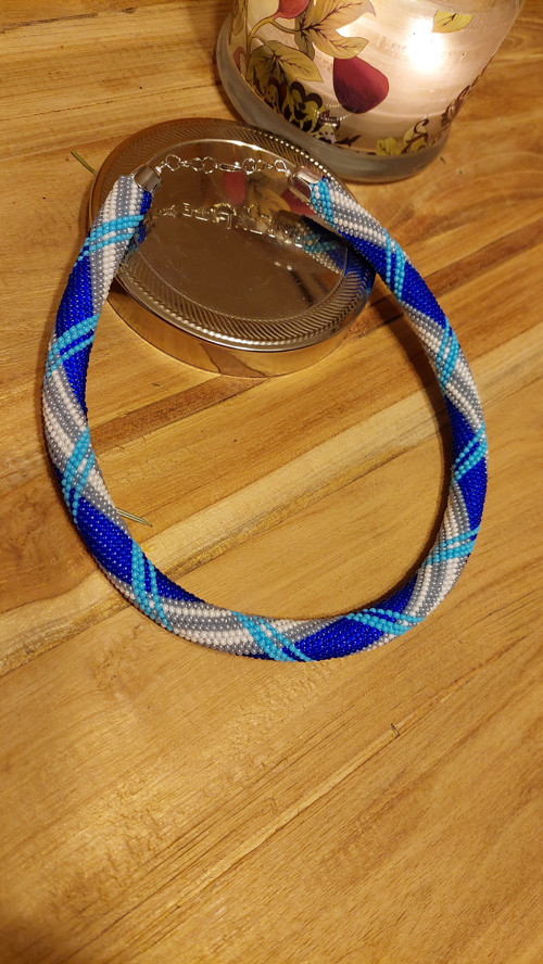 Korálkový náhrdelník.