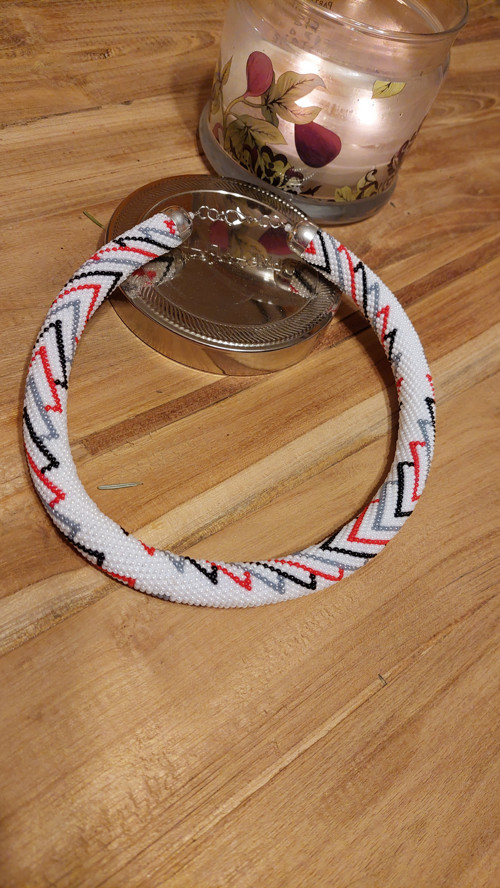 Korálkový náhrdelník.