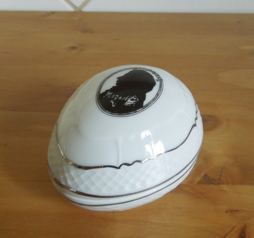 Krásná stará porcelánová dózička ve tvaru vejce