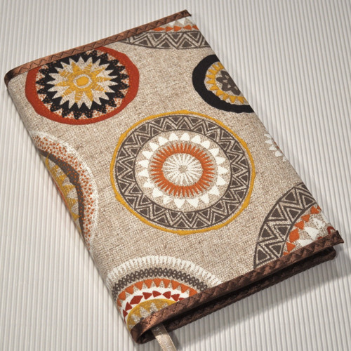 Indiánská mandala hnědá - obal knihu — foto 1