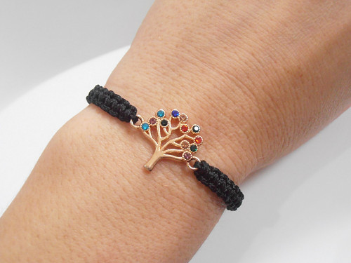 *Strom života* elegantní černý náramek (macramé) — foto 1