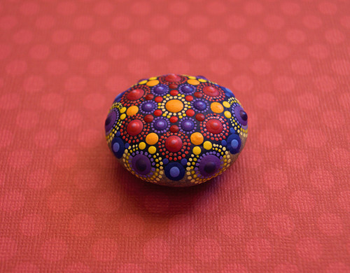 3D mandala na oblázkovém kameni - barevná květinka