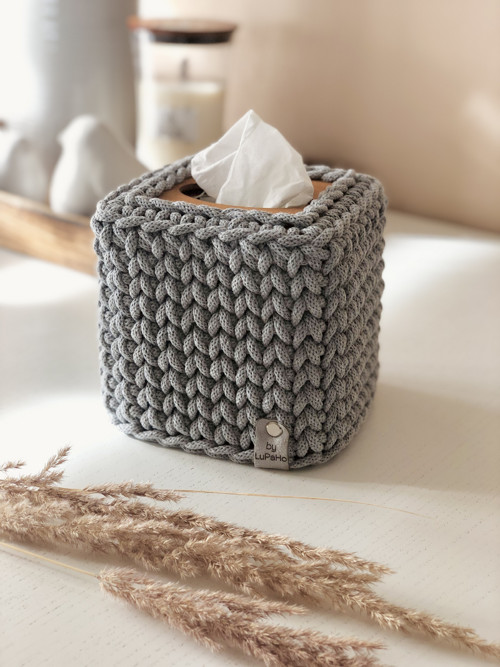 Háčkovaný obal na kapesníky 14x14cm šedý