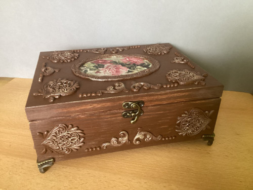 Starobylá dřevěná šperkovnice s decoupage